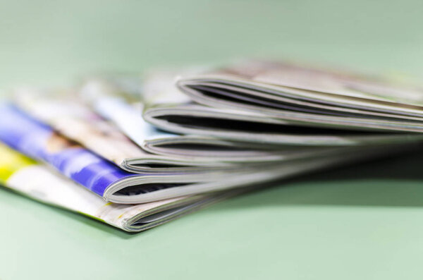 Пачка журналов, брошюр, печатная продукция
