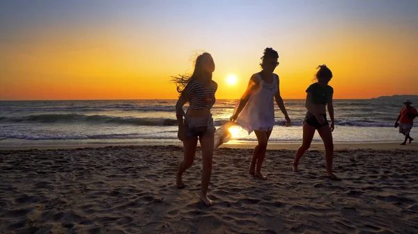 Grupa Szczęśliwy Dziewcząt Zabawę Fale Morza Plaży Tle Zachodu Słońca — Zdjęcie stockowe
