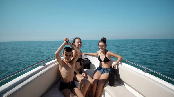 Grupp Barn Vänner Dansar Yacht Sommaren Dat — Stockfoto
