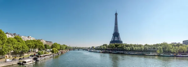 Eiffel Torony Hajók Úszó Napfényes Nap Párizs Franciaország — Stock Fotó