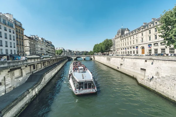 Paris Franciaország Május 2017 Idegenforgalmi Csónakot Keskeny Chanel Notre Dame — Stock Fotó