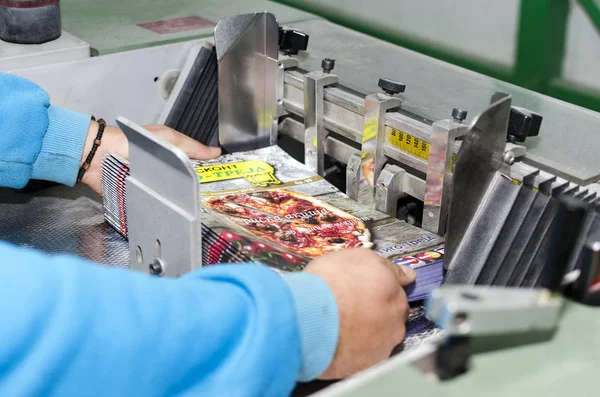 Man Aan Het Werk Drukmachine Print Fabriek — Stockfoto