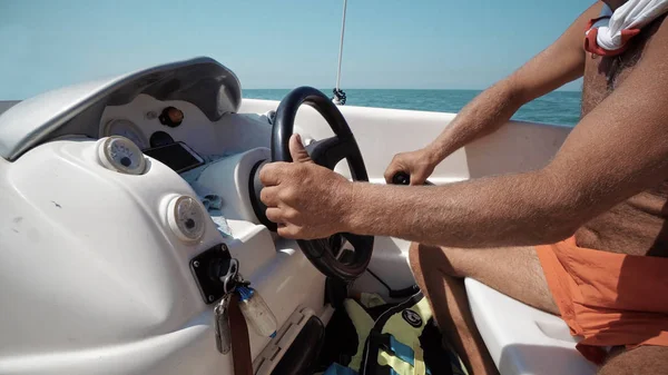 Primo Piano Skipper Mani Girando Volante Barca Vela — Foto Stock