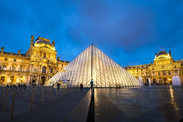 2017 年頃のパリ フランス 照らされたルーヴル美術館ピラミッド 博物館への入り口 — ストック写真