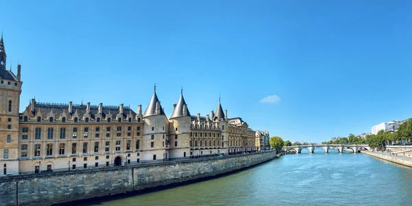 Conciergerie Com Torres Forma Cone Rio Sena Paris França — Fotografia de Stock