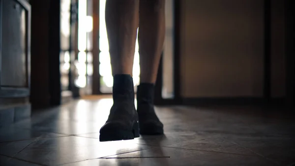 Siluetu Ženské Nohy Botách Chodit Chodbě — Stock fotografie