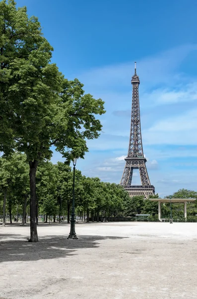 Eiffeltornet Paris Landmärke Våren Sett Från Park Med Gröna Träd — Stockfoto