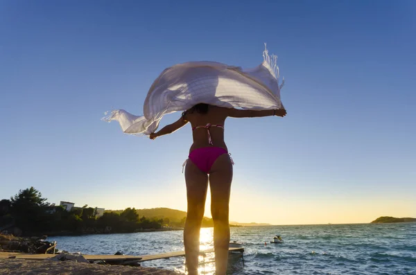 Achteraanzicht Van Vrouw Zee Strand Met Wapperende Sjaal Zonsondergang Achtergrond — Stockfoto