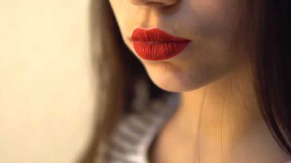 Retrato Recortado Mulher Jovem Com Lábios Vermelhos — Fotografia de Stock