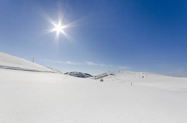 Montanhas Com Neve Inverno Sob Sol — Fotografia de Stock