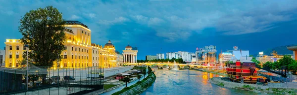 Widok Kamienny Most Teatr Narodowy Oświetlone Skopje Wieczorem — Zdjęcie stockowe