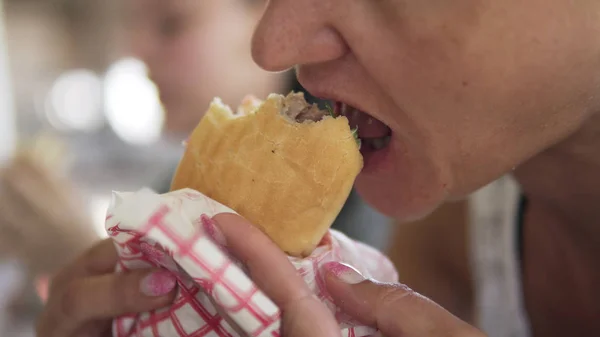 Vrouw Döner Kebab Eten Tijdens Lunch Fast Food Concept — Stockfoto