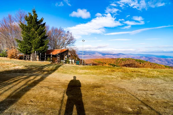 Skuggor Turist Hiker Promenader Towar Hus För Berg Hut — Stockfoto