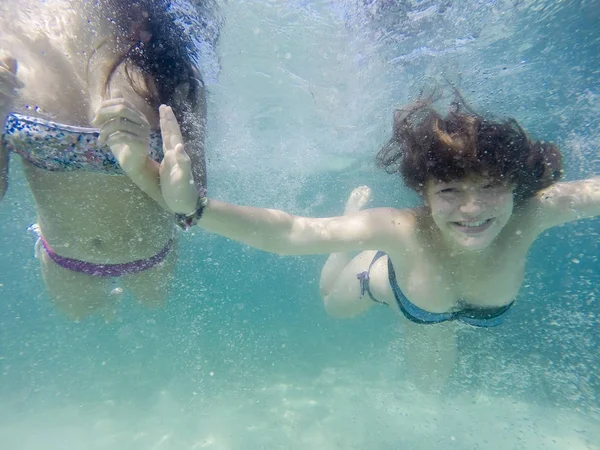 Zwei Mädchen Schwimmen Unter Wasser Meer — Stockfoto