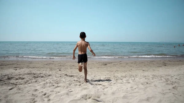 Glücklicher Junge Der Ins Meerwasser Steigt Kameraschwenk Vorne — Stockfoto