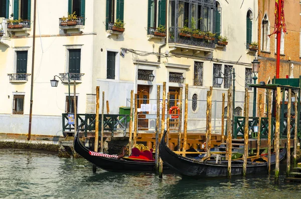 Gondeln Auf Dem Kanal Venedig Venedig Ist Ein Beliebtes Touristisches — Stockfoto