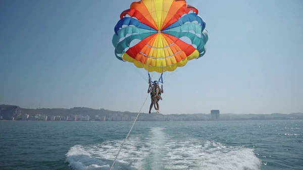 2017 ドゥラス アルバニア 興奮して観光客の高空に 極端なスポーツ パラセー リング夏の活動 — ストック写真