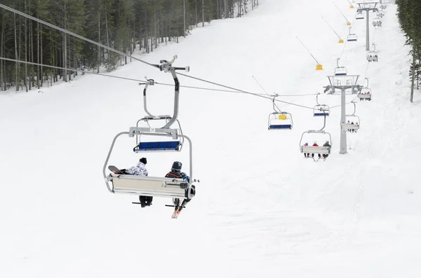 Teleferik Sandalye Kayak Merkezi Sisli Gün Sürüş Asansörleri — Stok fotoğraf