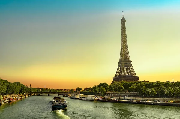 Eiffel Torony Hajók Úszó Alatt Napkelte Paris Franciaország — Stock Fotó