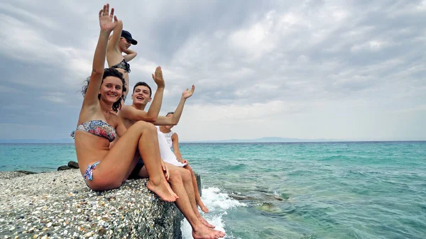 Alegre Jóvenes Adolescentes Sentados Cerca Del Océano Muelle Día Vacaciones —  Fotos de Stock