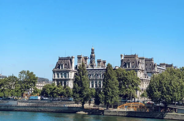 在春天阳光明媚的日子里 巴黎城市大厅 Ville 的全景 它是由建筑师西奥多 巴卢和爱德华 德佩塔于1874 1882年建造的 — 图库照片