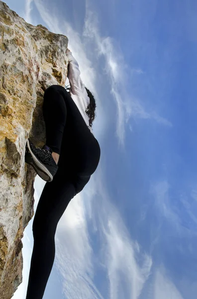 Athletic Woman Rock Climbing Rock — Stock Photo, Image