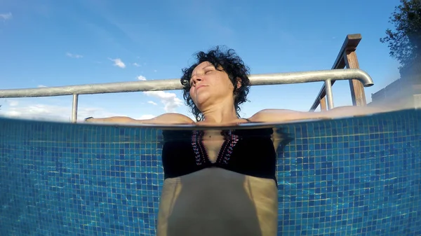 Femme Relaxant Sur Hydrothérapie Dans Piscine Thermale — Photo