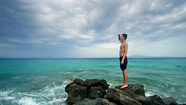 Joven Parado Muelle Sobre Fondo Nublado Del Cielo —  Fotos de Stock