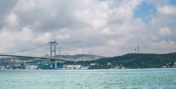 土耳其 伊斯坦布尔 奥尔塔科伊的第一座博斯图鲁斯大桥 望着城市的亚洲一侧 — 图库照片