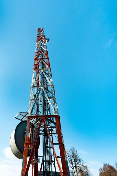 Torre Delle Telecomunicazioni Con Cielo Blu Nuvole — Foto Stock