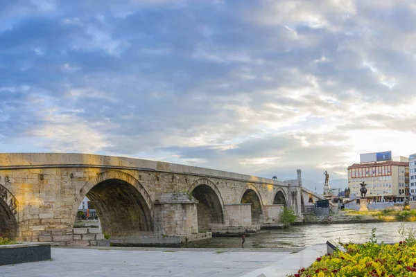 Berühmte Steinbrücke Skopje Mazedonien Hintergrund Des Sonnenuntergangs — Stockfoto