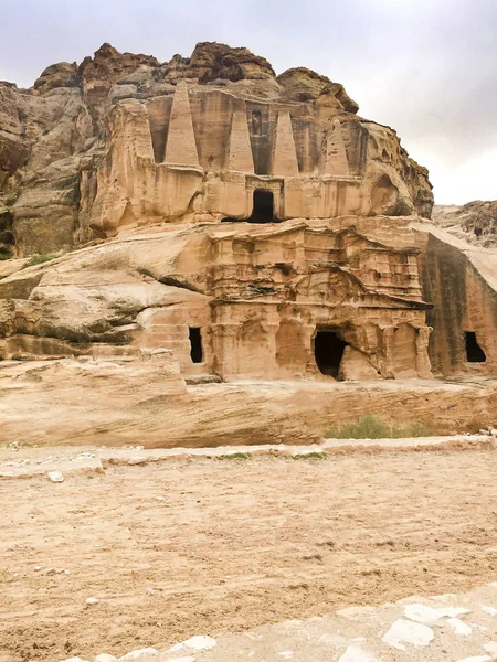 Κατοικίες Λαξευμένο Στο Πέτρινο Γκρεμούς Της Αρχαία Πέτρα Ιορδανία — Φωτογραφία Αρχείου