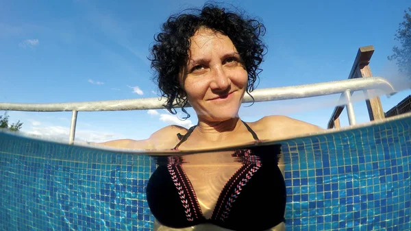 Žena Relaxační Venkovní Wellness Bazén Během Dovolené — Stock fotografie