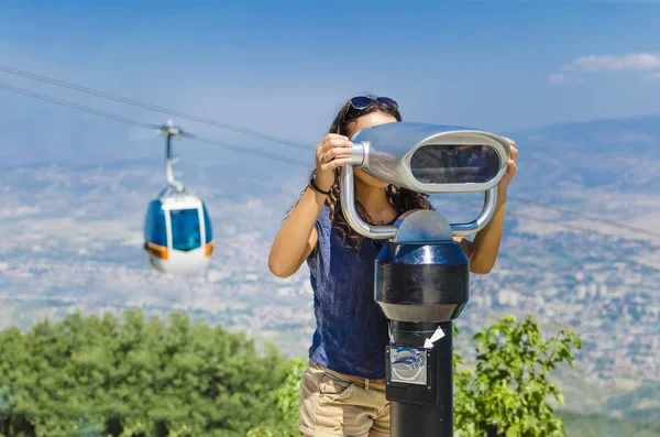 Capelli Ricci Ragazza Adolescente Utilizzando Moneta Binocolo Visualizzazione Skopje Paesaggio — Foto Stock