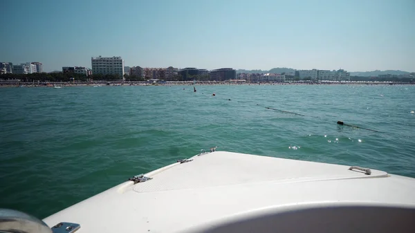 Açık Pov Yelken Yat Akdeniz Deniz Dalgaları Aracılığıyla — Stok fotoğraf