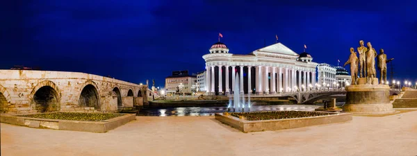 Panorama Notturno Skopje Con Museo Archeologico Ponte Pietra Monumento Statua — Foto Stock