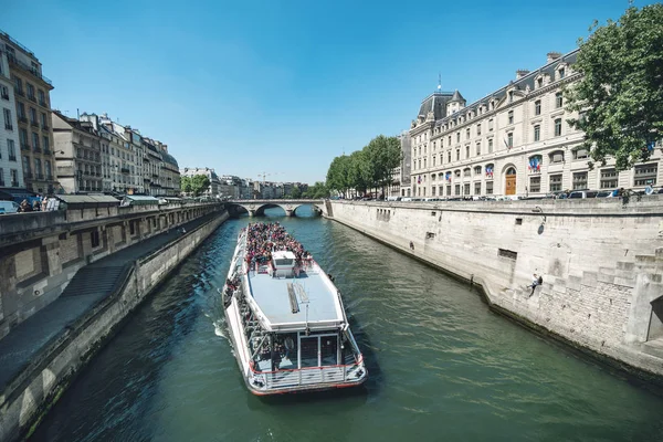 Parigi Francia Circa Maggio 2017 Barca Turistica Stretto Canale Vicino — Foto Stock