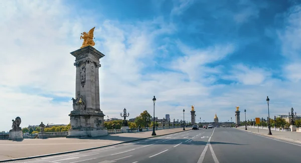 阳光明媚的日子里巴黎亚历山大一世桥的全景 — 图库照片