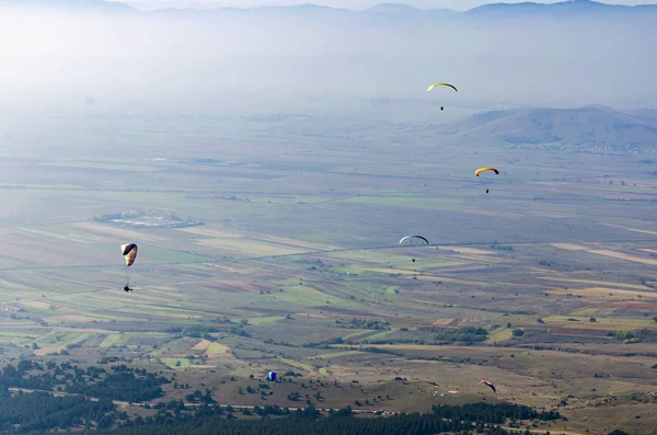 Parapente Voando Sobre Vale Verão Dia Ensolarado — Fotografia de Stock