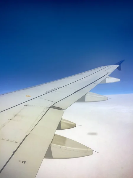 早上多云日出与飞机机翼 为图片添加文本消息或框架网站 旅游概念 — 图库照片