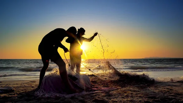 Silhuetas Pescadores Com Rede Pesca Fundo Por Sol — Fotografia de Stock