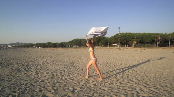 Menina Bonita Praia Correndo Segurando Pedaço Branco Tecido — Fotografia de Stock