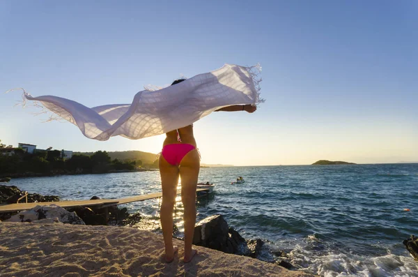 Achteraanzicht Van Vrouw Zee Strand Met Wapperende Sjaal Zonsondergang Achtergrond — Stockfoto