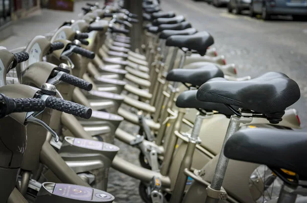 行的城市自行车出租在巴黎 — 图库照片