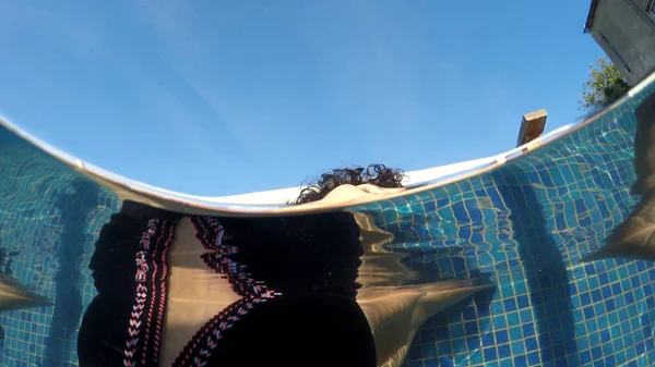 Vue Sous Marine Femme Détendre Dans Piscine Spa Extérieure — Photo