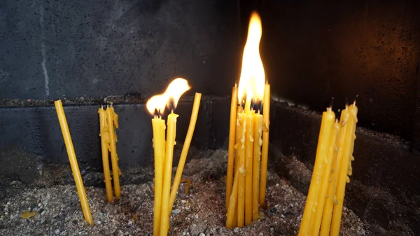 Luz Velas Igreja Sobre Fundo Preto — Fotografia de Stock