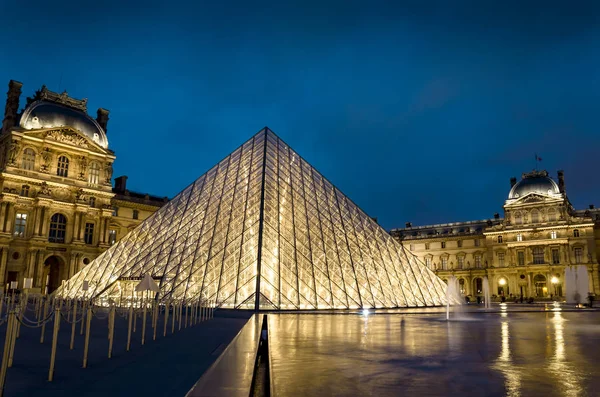 2017 年頃のパリ フランス 照らされたルーヴル美術館ピラミッド 博物館への入り口 — ストック写真