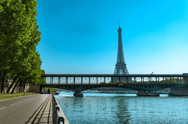 巴黎埃菲尔铁塔与塞纳河大桥全景图 — 图库照片