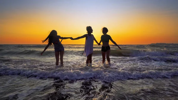 Ομάδα Ευτυχισμένος Κορίτσια Έχουν Διασκέδαση Στα Κύματα Της Θάλασσας Στην — Φωτογραφία Αρχείου