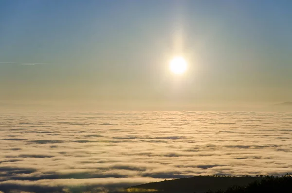 Sol Anaranjado Puso Sobre Brumoso Valle Del Invierno Niebla Brillante —  Fotos de Stock